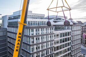 Autoverladung mit Kran McLaren