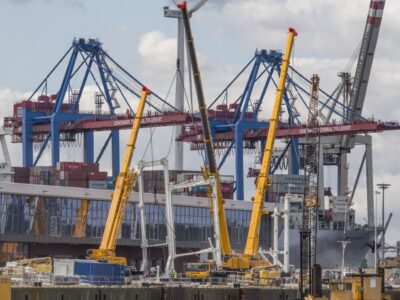 Kran mieten für Schwermontage und Hafenumschlag