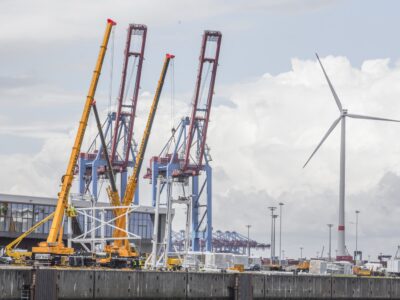 Hafenumschlag und Tandemhub mit Hafenkranen