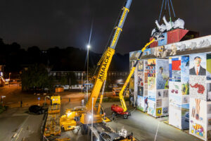 Mobilkran LTM 1230 errichtet mobiles Kunstwerk - Knaack