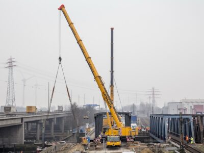 Brückenbau mit Kranen von Knaack