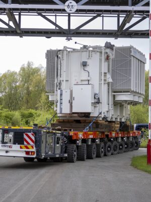 Schwertransporte und Transportlogistik mit SPMT für Trafotransport Schwertransport - Transportlogistik für Trafotransport mit SPMT