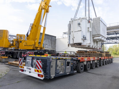 Transportlogistik - Mobilkran für Verladearbeiten Trafo auf SPMT