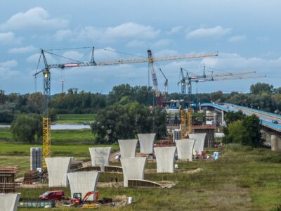 Untendreher 81K1 von Hüffermann für Kranarbeiten Infrastruktur und Brückenbau