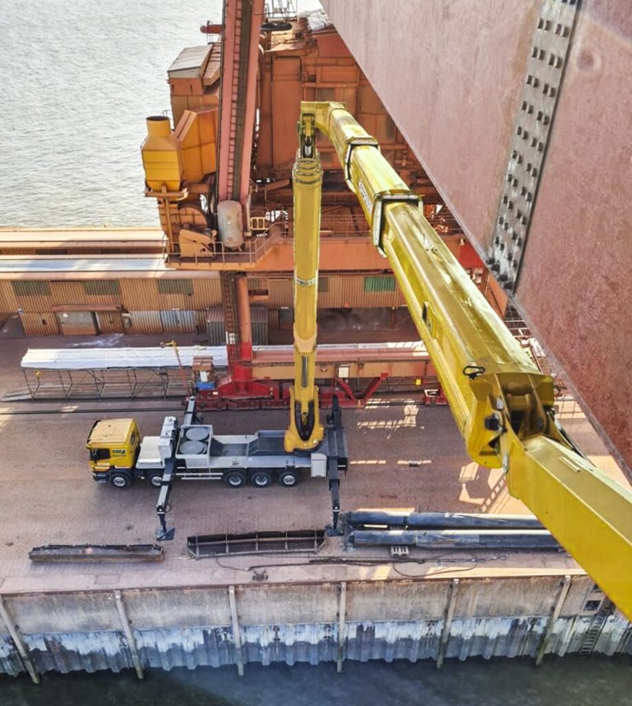 LKW Arbeitsbühnen mieten für Sanierungsarbeiten Brücke von Knaack Krane