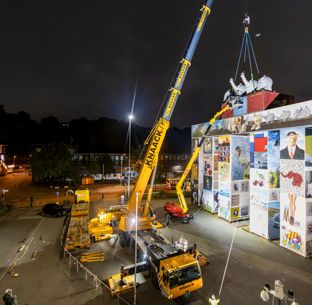 Mobilkran LTM 1230 errichtet mobiles Kunstwerk - Knaack