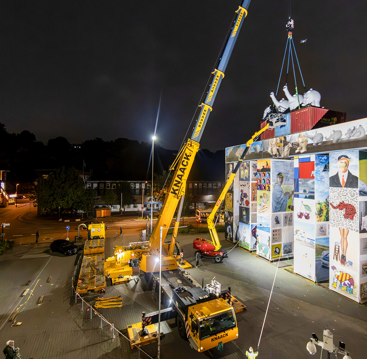 Mobilkran LTM 1230 errichtet mobiles Kunstwerk - Knaack
